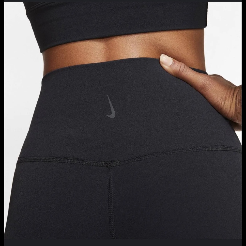 Nikes Womens Yoga 7/8 Leggings